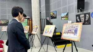 Présentation des peintures sur le complexe Yen Tu – Vinh Nghiem – Con Son – Kiep Bac à des ambassadeurs à Paris. Photo : VNA.