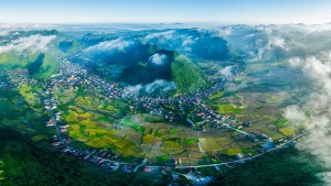 Entre montagnes et rizières, ce village communautaire incarne l’éclat d’un Vietnam authentique et durable. Photo : NDEL.