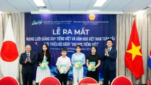 Présentation de la collection « Apprendre le vietnamien en s’amusant », élaborée par le professeur Nguyen Minh Thuyet et son équipe. Photo : Le Comité d’État chargé des Vietnamiens à l’étranger.