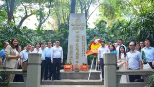 La délégation de l’Association des journalistes du Vietnam a déposé fleurs et encens en hommage au martyr Pham Hong Thai au cimetière de Huanghuagang. 