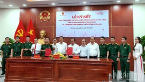 Cérémonie de signature de l’accord de coopération entre le comité populaire de la province de Ca Mau et le groupe Viettel. Photo : NDEL.