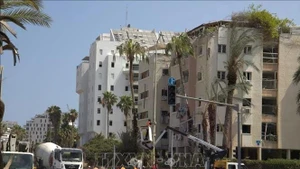 Un bâtiment dans la rue Levy Eshkol (Tel Aviv) a été détruit par un missile au petit matin du 16 juin 2025. Photo : VNA.