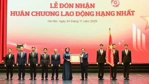 Le Premier ministre Pham Minh Chinh a remis l’Ordre du Travail de première classe à la Banque d’État du Vietnam.
