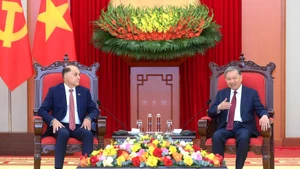 Le secrétaire général To Lam (à droite) et le secrétaire d’État du Conseil de sécurité du Bélarus, Volfovich Aleksandr Grigorievich.