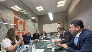 L’ambassadeur du Vietnam en Russie, Dang Minh Khoi, des représentants de l’ambassade du Vietnam et la direction du groupe Rossiya Segodnya. Photo : VOV.