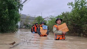 Des soldats acheminent des vivres essentiels aux populations sinistrées
