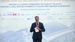 L’ambassadeur de France au Vietnam, Olivier Brochet, a pris la parole lors de la cérémonie de clôture du programme DANAFF Talents. Photo : baoquocte.