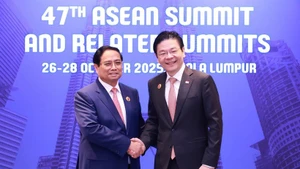 Le Premier ministre vietnamien Pham Minh Chinh (gauche) et son homologue singapourien Lawrence Wong ont eu, dans la matinée du 28 octobre à Kuala Lumpur, leur deuxième rencontre annuelle. Photo : VNA.