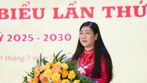 Madame Nguyen Lan Huong, présidente du Comité du Front de la Patrie du Vietnam pour Hanoi, lors du 1ᵉʳ Congrès du Parti du Front de la Patrie du Vietnam pour Hanoi pour le mandat 2025-2030. Photo : NDEL.