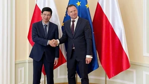 Le vice-ministre vietnamien Ho An Phong (à gauche) et le secrétaire d’État du ministère polonais des Sports et du Tourisme, Piotr Borys. Photo : VOV.