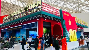 La puissance militaire vietnamienne dévoilée à l’exposition des réalisations du pays depuis 80 ans. Photo : VGP.
