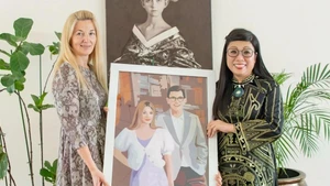 Le Thi Bich Tran offre à Evelin Oras une œuvre d'art originale et symbolique : un portrait du couple estonien réalisé à partir de près de 2 000 morceaux de tissu. Photo : VNA.
