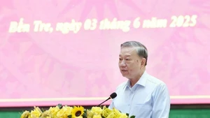 Le secrétaire général du PCV, To Lam, s’exprime lors d’une séance de travail dans la province de Ben Tre, le 3 juin. Photo : VNA.
