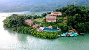 Tourisme de villégiature à Mai Chau, lac Hoa Binh. Photo : Service de la Culture, des Sports et du Tourisme de Phu Tho.