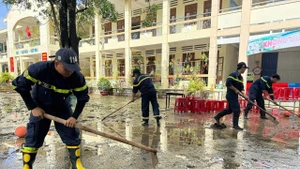 Les forces de PC07 mènent les opérations de nettoyage des écoles dans la province de Dak Lak.