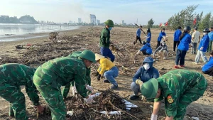 Les volontaires du quartier de Cua Lo mobilisés pour l’assainissement de la plage. Photo : baobienphong.