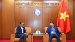 Le vice-président de l’Union vietnamienne des organisations d’amitié, Nguyen Ngoc Hung (à droite), a reçu Doseba Sinay, représentant en chef de WVI au Vietnam. Photo : thoidai.
