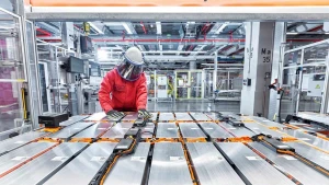 Alors que le Vietnam accélère sa transition vers les énergies propres, la logistique des batteries au lithium devient un facteur clé de croissance. Photo : tapchicongthuong.