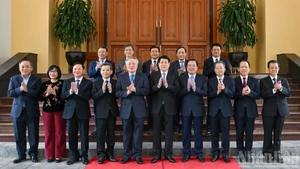 Le président Luong Cuong et des délégués lors de la session.