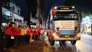 Le convoi solidaire prend la route vers les provinces touchées par les catastrophes naturelles. Photo : NDEL.