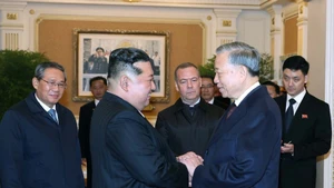 Le secrétaire général du Parti communiste du Vietnam (PCV), To Lam (droite), et le secrétaire général du Parti du Travail de Corée et président de la Commission des affaires d’État de la RPDC, Kim Jong Un. Photo : VNA.