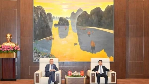 Lors de l'entretien entre le président du Comité populaire de la ville de Hai Phong, Le Ngoc Chau (droite), et l’ambassadeur du Danemark au Vietnam, Nicolai Prytz. Photo : baodautu.