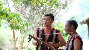 Le village de Stor résonne comme une épopée vibrante relatant l’esprit indomptable des Ba Na sous la direction du Parti communiste du Vietnam. Photo : baogialai.