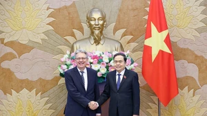 Le président de l’AN du Vietnam, Tran Thanh Man (à droite), et Achim Post, vice-président du Parti social-démocrate d’Allemagne (SPD). Photo : VNA.