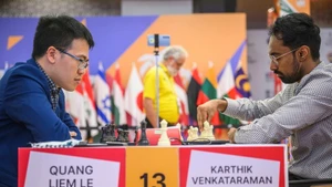 Le grand maître vietnamien Le Quang Liem vient à bout du champion national indien en titre, Karthik Venkataraman, en Inde le 12 novembre. Photo : FIDE.