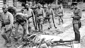 Les soldats de l’armée japonaise du Kwantung remettent leurs armes et se rendent à l'Armée rouge de l'Union soviétique (août 1945). Photo d’archives : VNA.