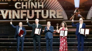 Le président de l’AN, Tran Thanh Man (au centre), remet le Grand Prix VinFuture aux lauréats. Photo : VNA.