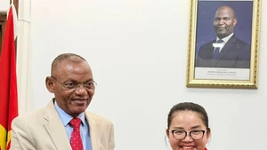 L’ambassadrice du Vietnam au Mozambique, Mme Tran Thi Thu Thin, a eu un entretien avec Paulo Chachine, ministre de l’Intérieur du Mozambique. Photo : baoquocte.