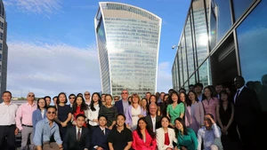 Les dirigeants, les membres de la VIFA UK et les invités. Photo : VNA.