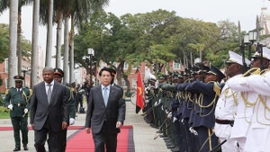 Cérémonie de départ du président vietnamien Luong Cuong et de son épouse au palais présidentiel de la capitale Luanda ,marquant la fin de leur visite d'Etat en Angola. Photo : VNA.