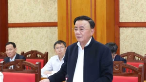 Tran Cam Tu, membre du Bureau politique et permanent du Secrétariat, préside une réunion de la permanence du Sous-comité d’organisation du XIVᵉ Congrès national du Parti, le 24 octobre. Photo : VNA.