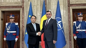 Le vice-ministre Le Quoc Hung (gauche) et le secrétaire d’État du ministère roumain de l’Intérieur, Bogdan Despescu. Photo : CAND.