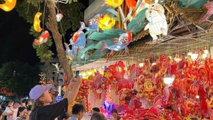 La rue Hang Ma attire de nombreux visiteurs vietnamiens et étrangers. Photo : laodong.
