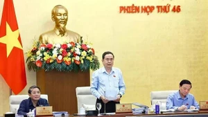 Le président de l'Assemblée nationale, Tran Thanh Man, préside la séance d'ouverture de la 46e réunion du Comité permanent de l'organe législatif. Photo : VNA.