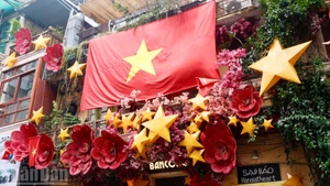 80e Fête nationale : les jeunes immortalisent l’instant dans les rues de Hanoi parées de drapeaux rouges étoilés d’or