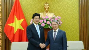 Le ministre vietnamien de la Justice, Nguyen Hai Ninh (à droite), et le vice-ministre japonais de la Justice, Mitani Hidehiro, lors de la réception. Photo : NDEL.