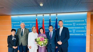 L'ambassadeur du Vietnam en Autriche, Vu Le Thai Hoang (2e de droite à gauche) rend une visite de courtoisie à Johanna Mikl-Leitner, gouverneure de la Basse-Autriche. Photo : VNA.