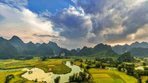 Avec son paysage magnifique et original, le géoparc mondial de Non Nuoc permet à Cao Bang de développer son tourisme. Photo : TNO.