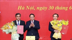 Le Premier ministre vietnamien Pham Minh Chinh (centre), Tran Duc Thang et Ho Van Nien Photo : VNA.