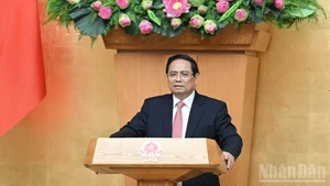 Le Premier ministre Pham Minh Chinh, chef du Comité national de pilotage des ouvrages et projets clés du secteur des transports, s'exprime lors de la réunion. Photo : NDEL.