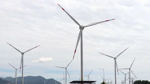 Complexe éolien combiné à l'énergie solaire dans la commune de Thuan Bac, province de Khanh Hoa (Centre). Photo : VNA.