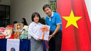 Des cadeaux chargés de sens ont été offerts par les enseignants et les élèves de la capitale Hanoi. Photo : NDEL.