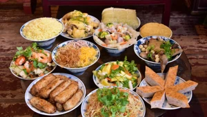 Un banquet traditionnel de Bat Trang avec ses plats emblématiques. Photo : tinhhoalangnghe.