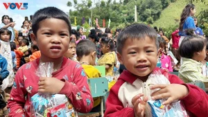 Les enfants de Phieng Pan reçoivent leurs cadeaux de la fête de la mi-automne. Photo : VOV5.