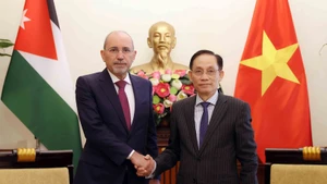 Le ministre vietnamien des Affaires étrangères, Le Hoai Trung (droite), et le vice-Premier ministre et ministre des Affaires étrangères et des Expatriés du Royaume de Jordanie, Ayman Al Safadi. Photo : VNA.