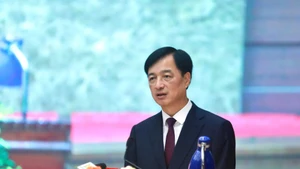 Le secrétaire du Comité municipal du Parti de Hanoi, Nguyen Duy Ngoc, s'exprime lors de la conférence. Photo : KTĐT.